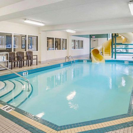 Comfort Inn & Suites University YYC Екстериор снимка