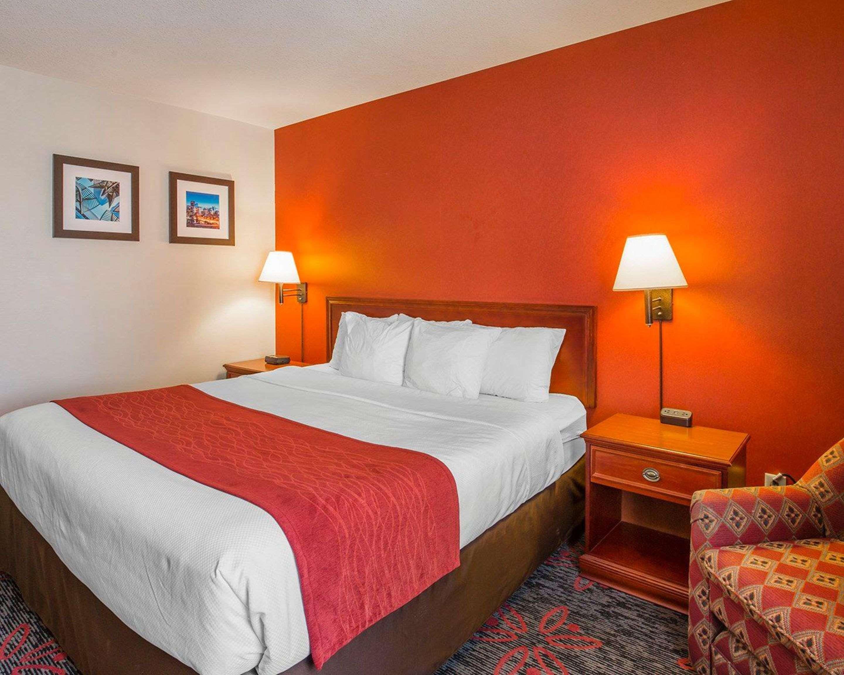 Comfort Inn & Suites University YYC Екстериор снимка