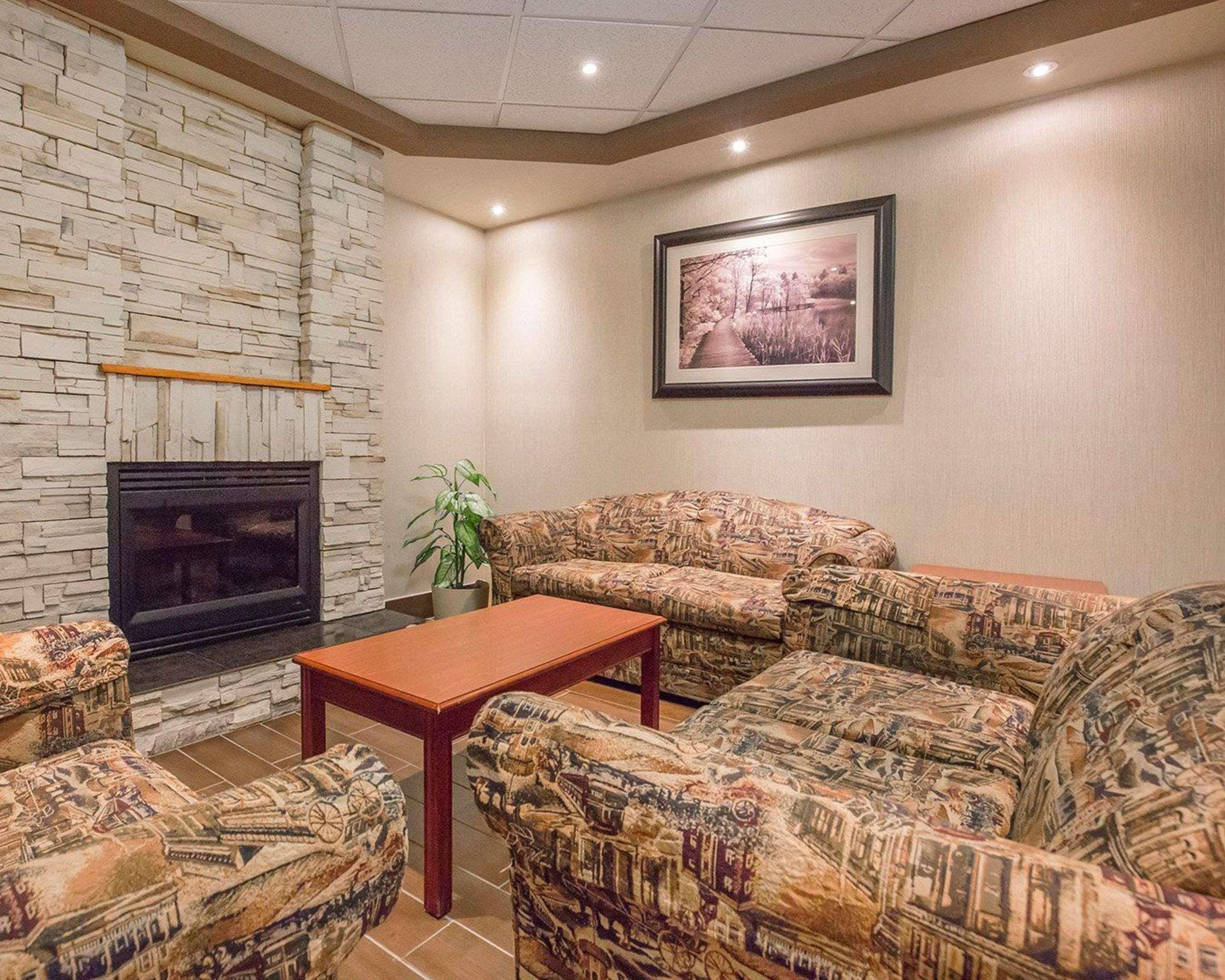Comfort Inn & Suites University YYC Екстериор снимка
