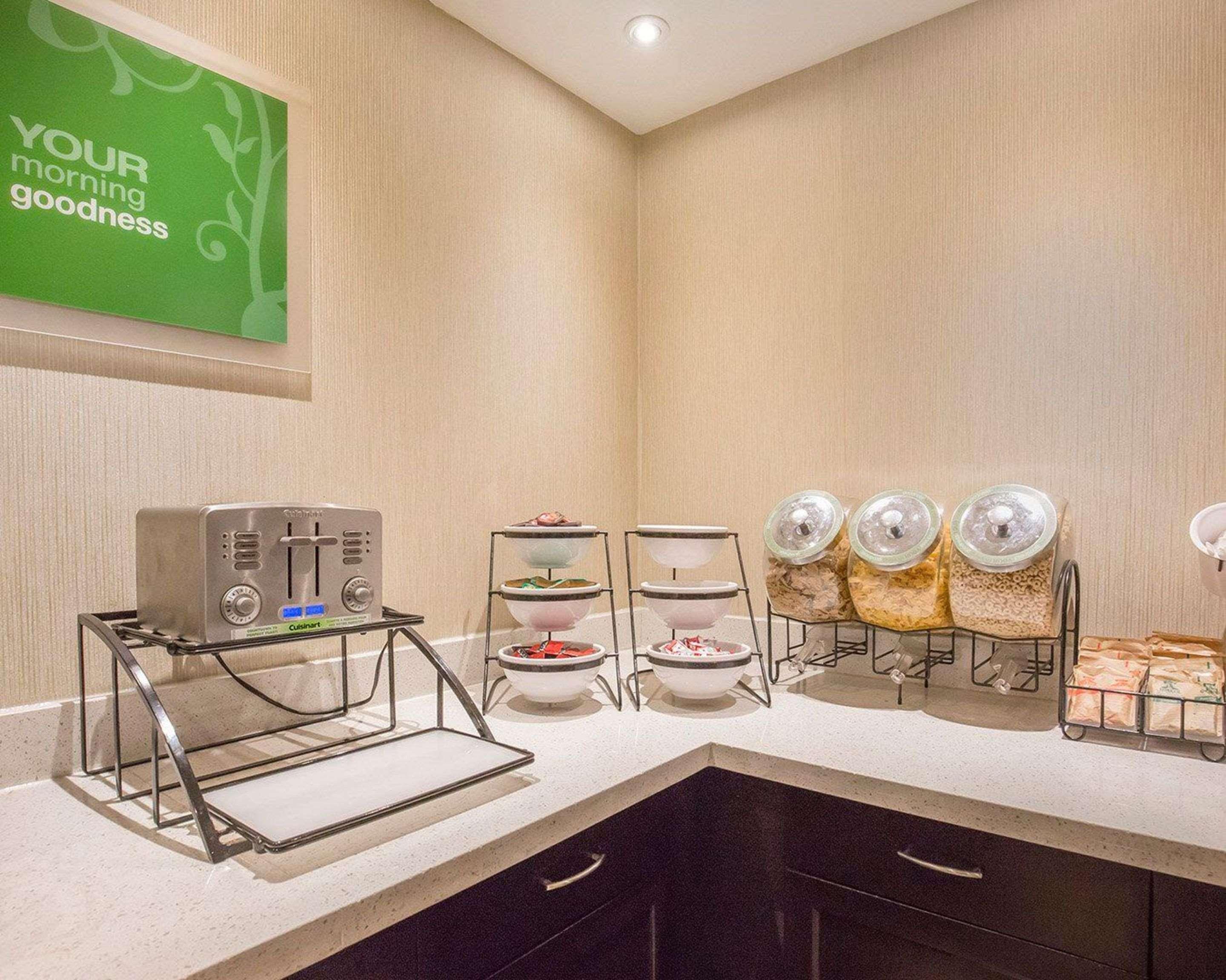 Comfort Inn & Suites University YYC Екстериор снимка