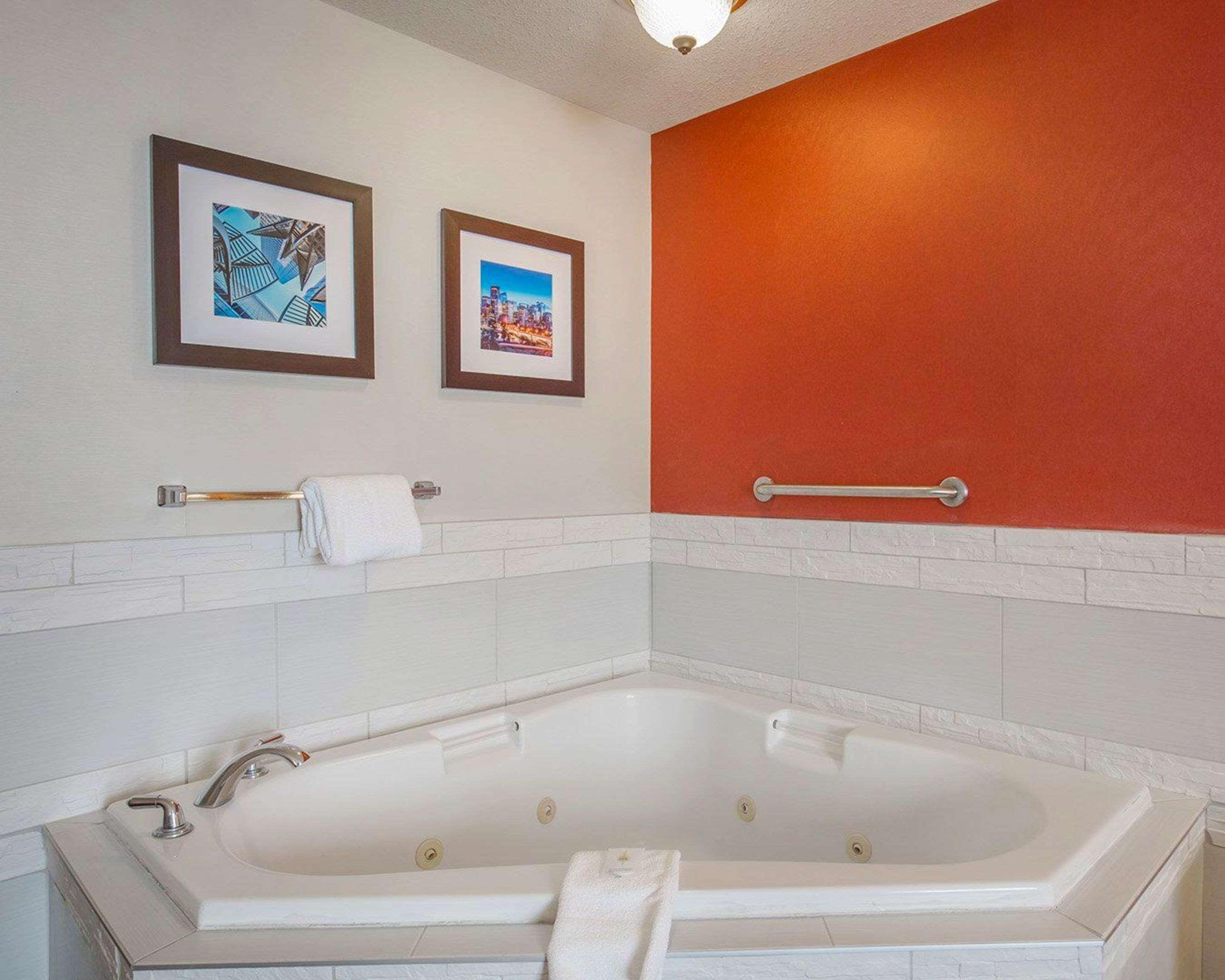 Comfort Inn & Suites University YYC Екстериор снимка