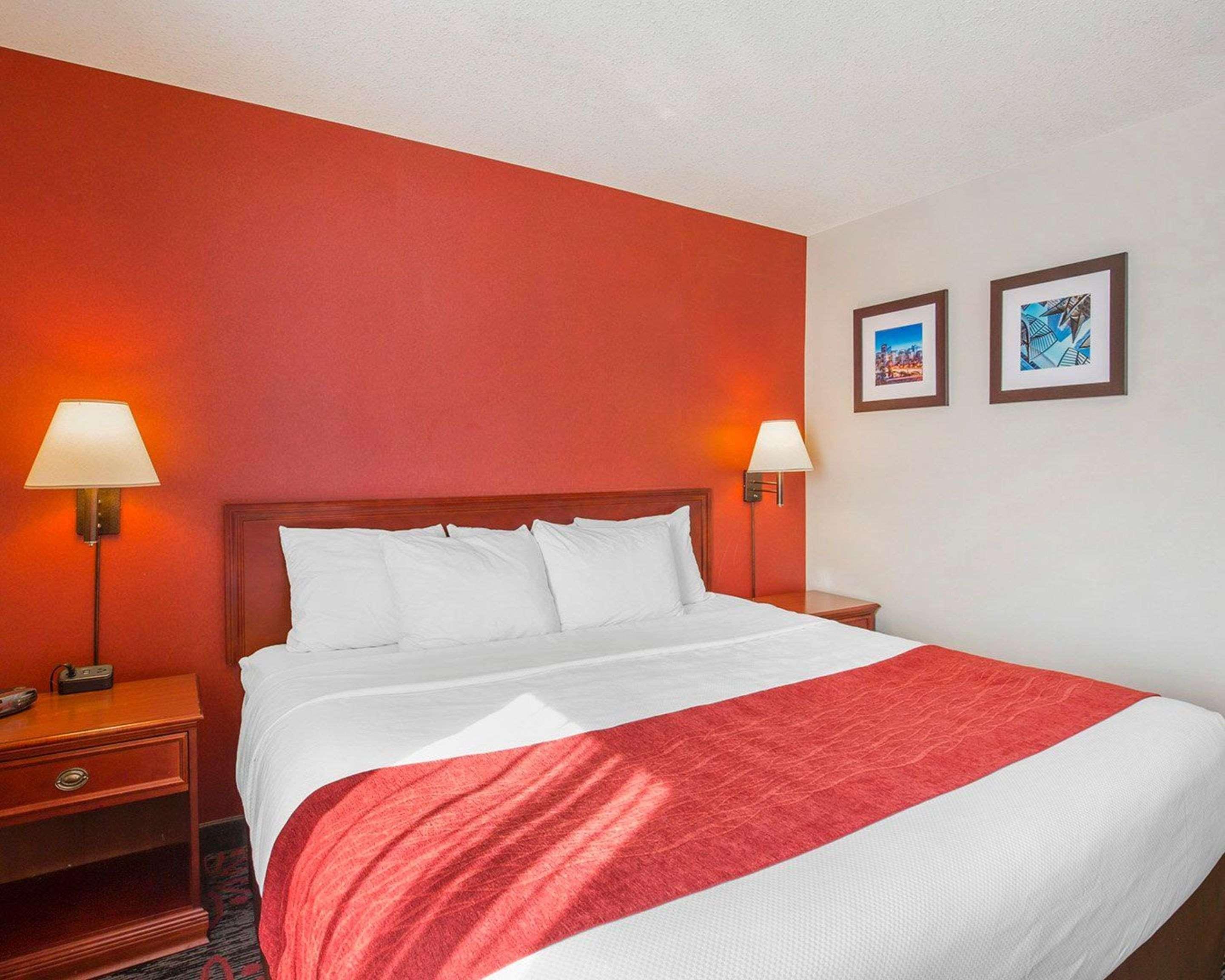 Comfort Inn & Suites University YYC Екстериор снимка