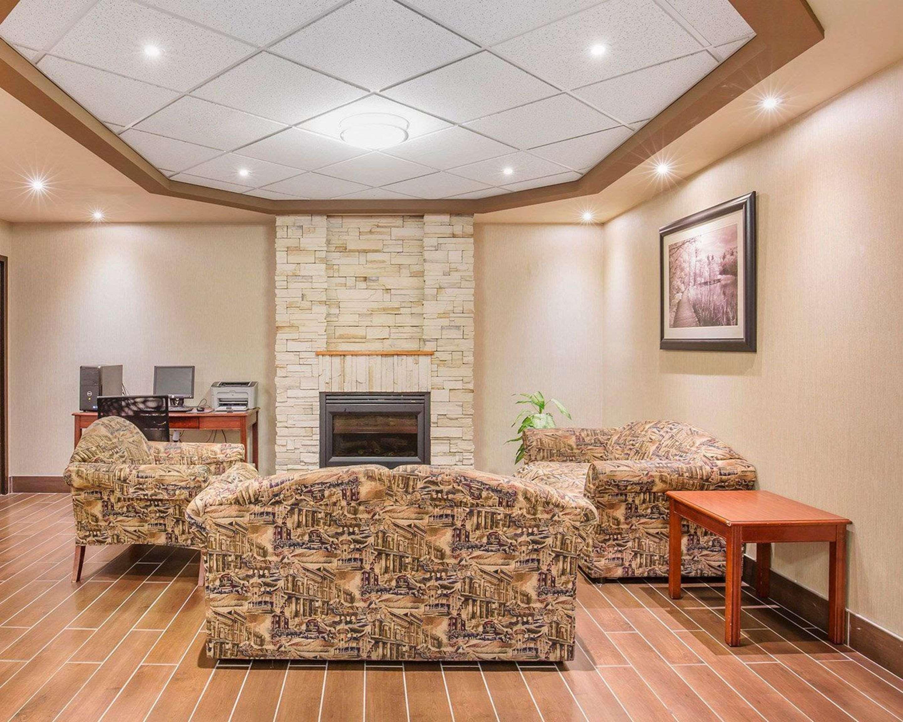 Comfort Inn & Suites University YYC Екстериор снимка