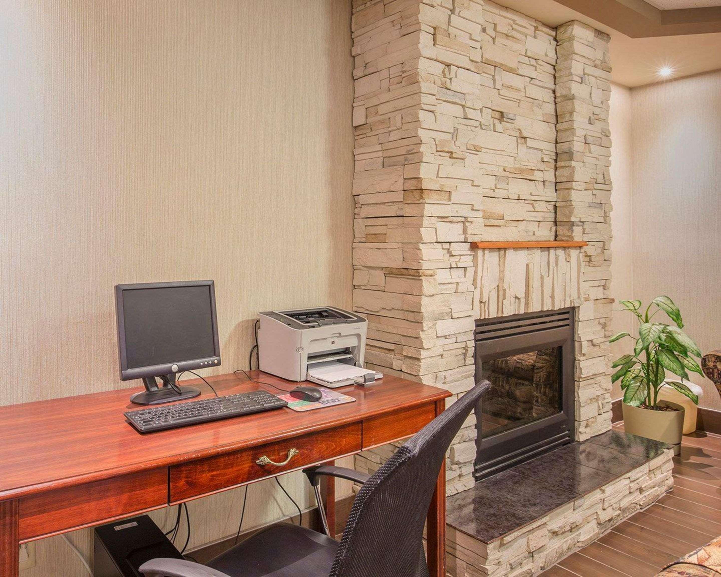 Comfort Inn & Suites University YYC Екстериор снимка