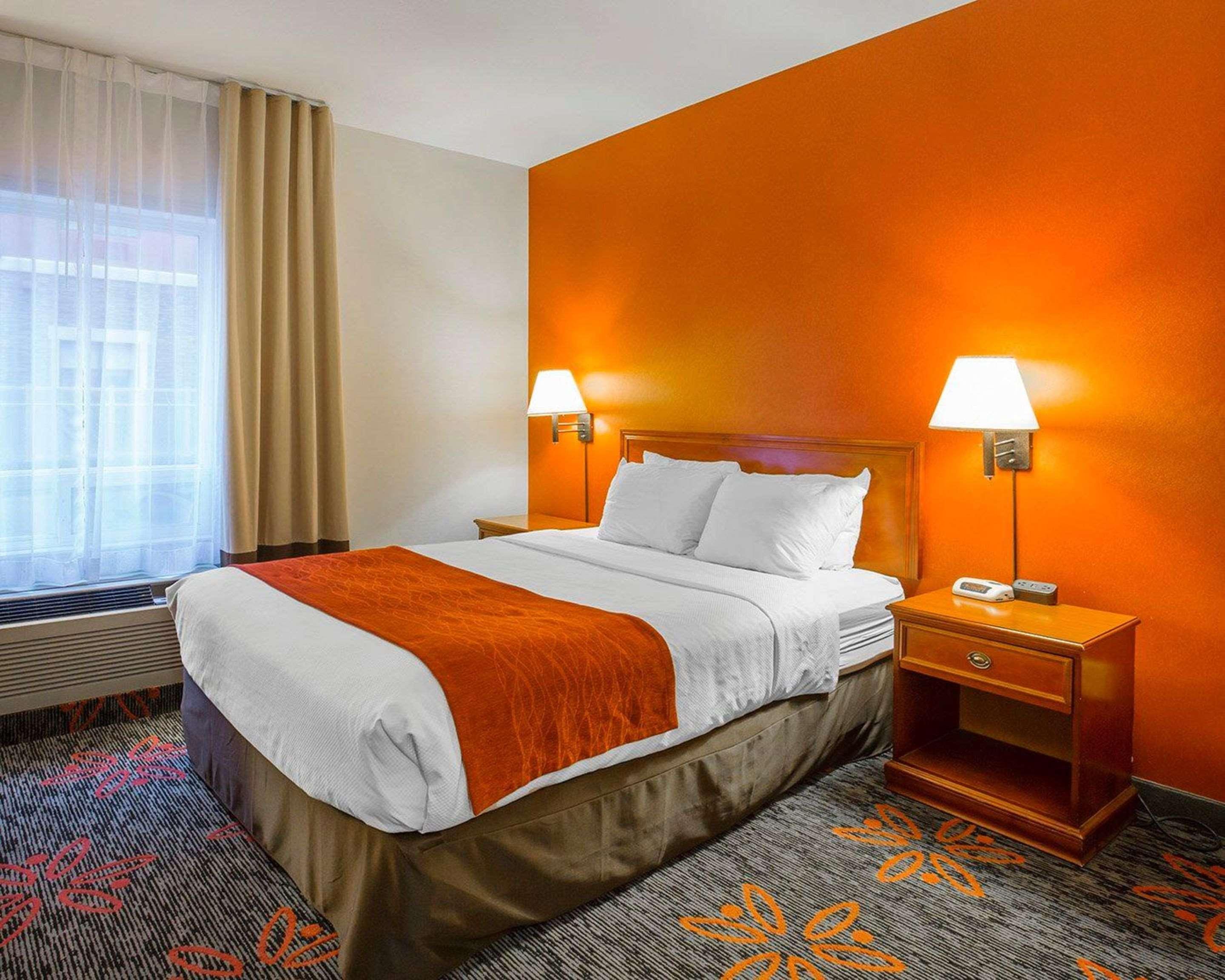 Comfort Inn & Suites University YYC Екстериор снимка