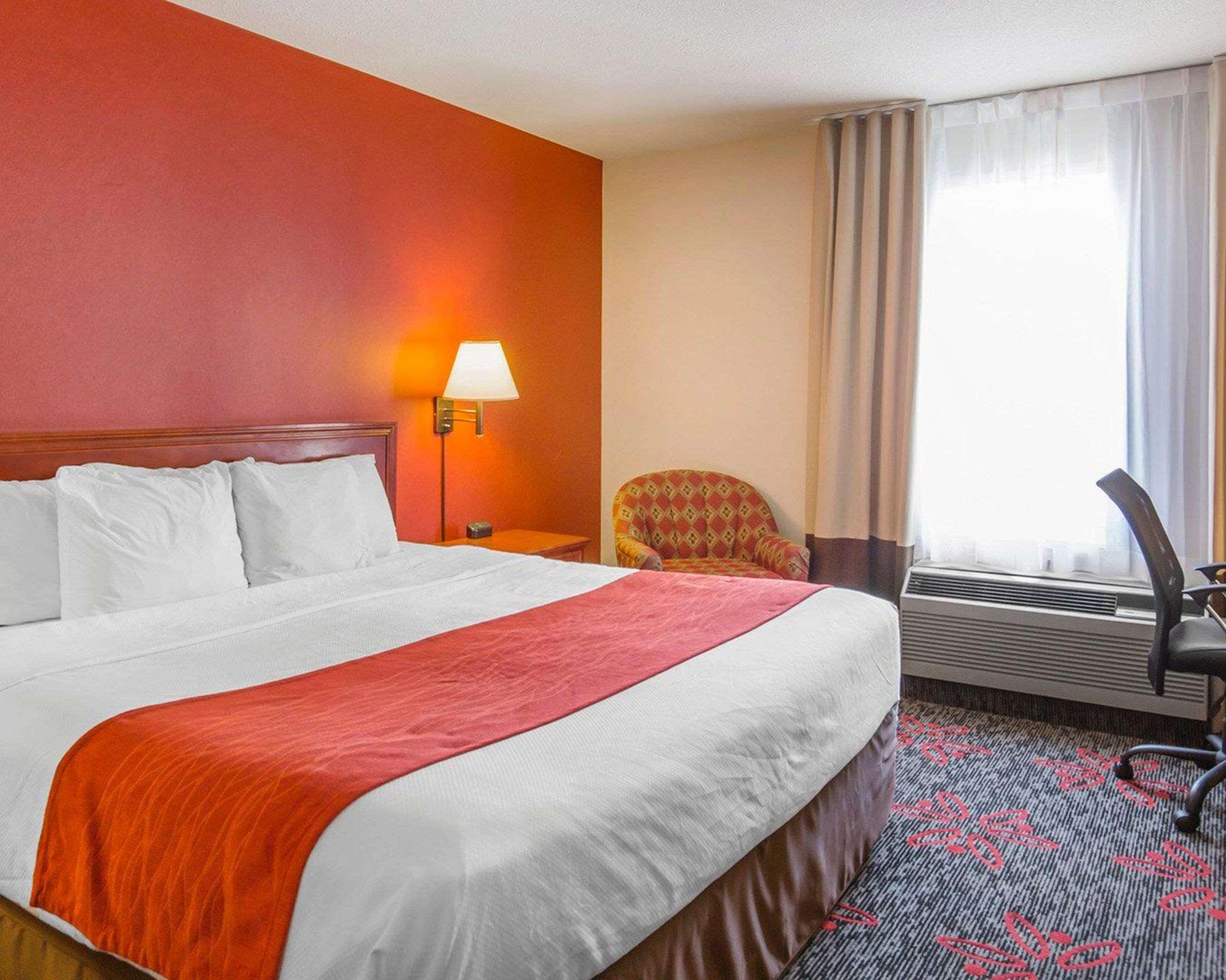 Comfort Inn & Suites University YYC Екстериор снимка