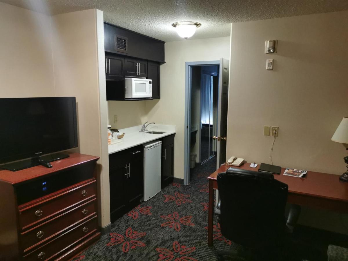Comfort Inn & Suites University YYC Екстериор снимка