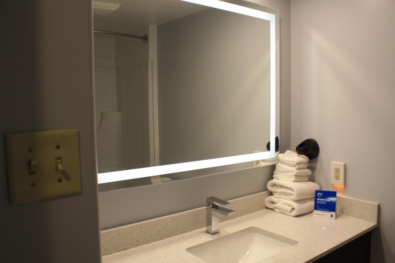 Comfort Inn & Suites University YYC Екстериор снимка