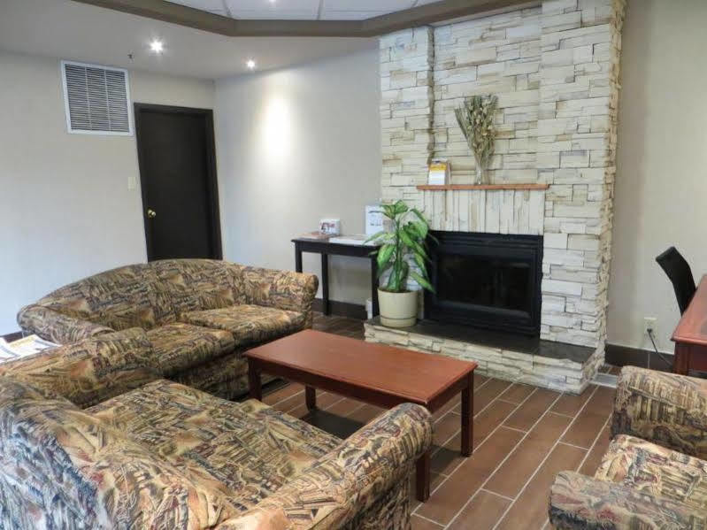 Comfort Inn & Suites University YYC Екстериор снимка