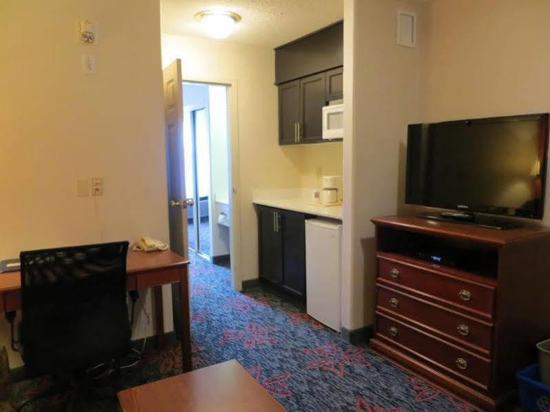 Comfort Inn & Suites University YYC Екстериор снимка