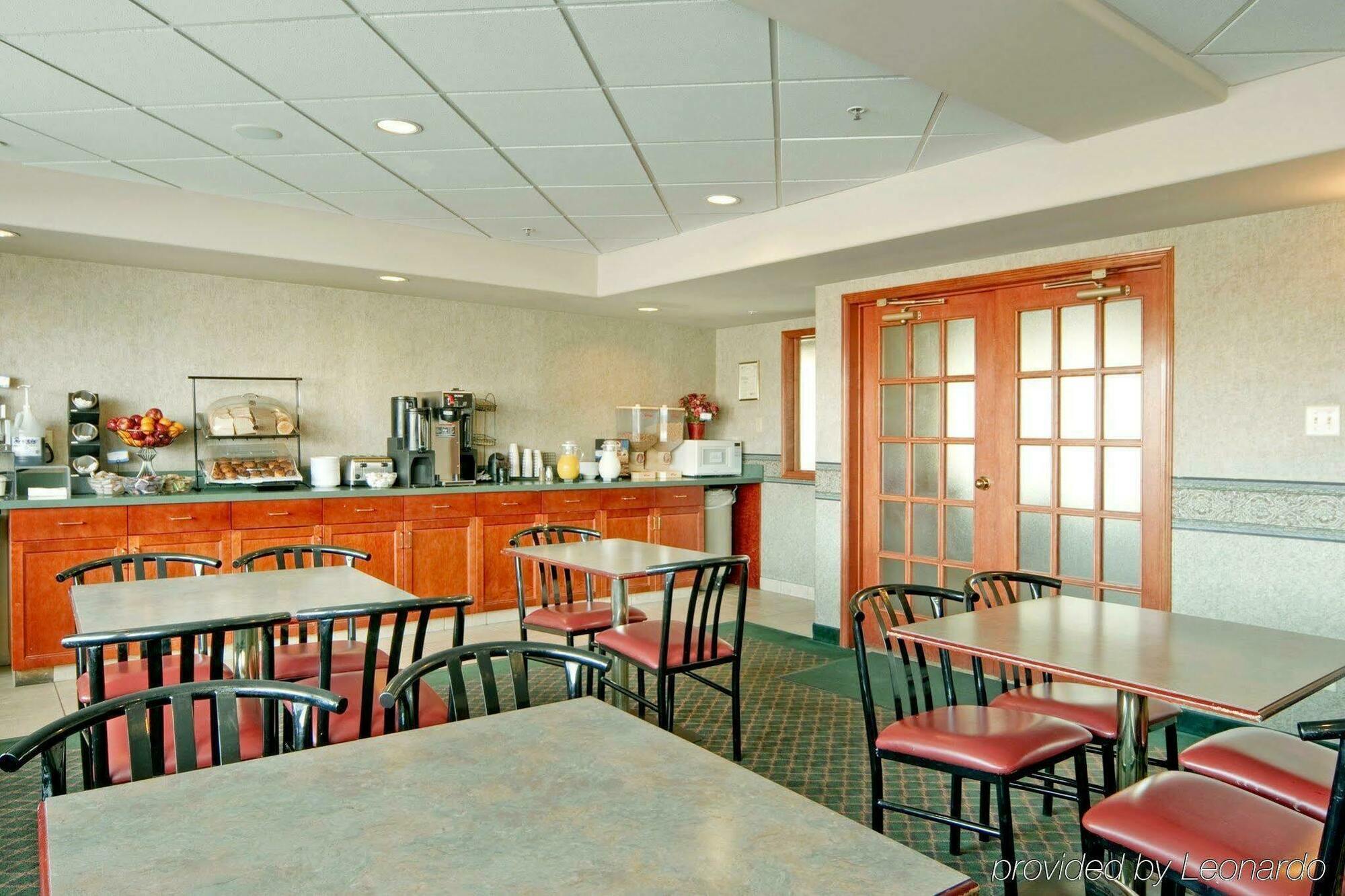 Comfort Inn & Suites University YYC Екстериор снимка