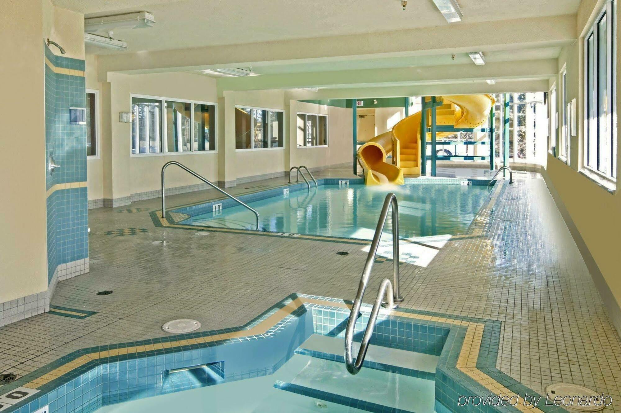 Comfort Inn & Suites University YYC Екстериор снимка