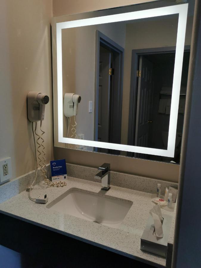 Comfort Inn & Suites University YYC Екстериор снимка